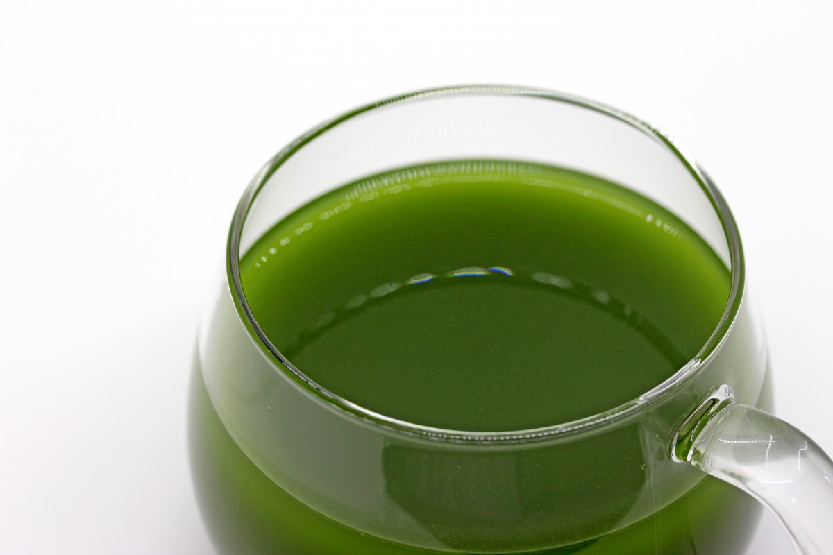 kyotanishokai's tweet image. 今でも
「青汁 ＝ 苦い」っていうイメージがありますか？

うちの青汁の感想で最も多いのが「苦くない」なのですが、現在販売されている青汁の大半が「苦くない」んです😅

もしかして、多くの人が「苦い！」を求めている！？
#青汁