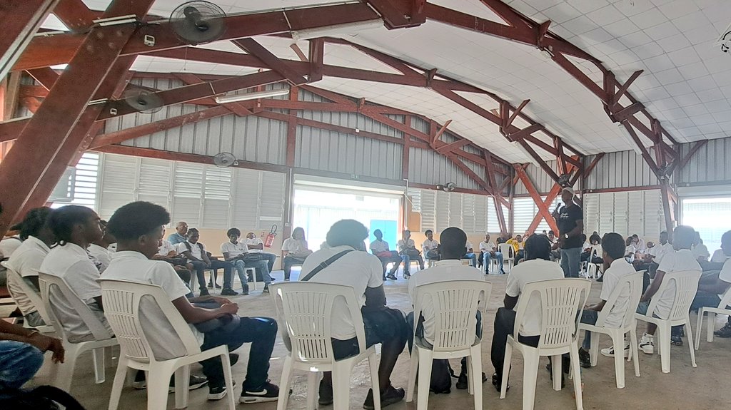 Une matinée enrichissante avec l'atelier "Bokantaj avè Patrick Solvet" pour l'ouverture de la Semaine du Créole au Lpga sur le thème "Komprann jòdi pou pwotéjé dèmen: kabéché, sanblé, pòté mannèv pou sa ka vin apré".