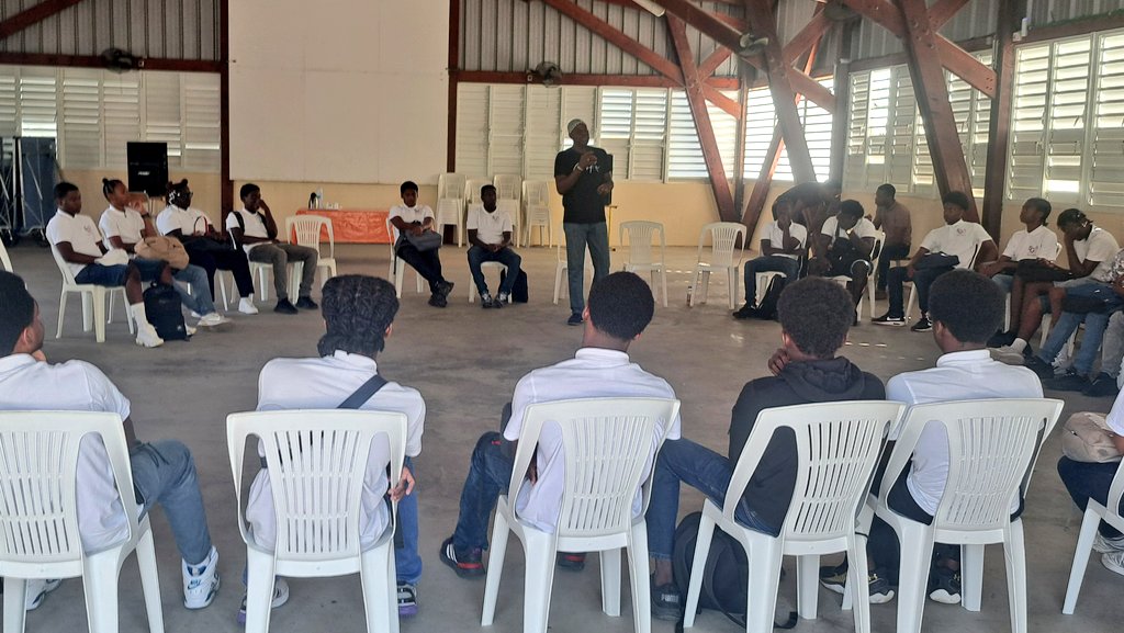 GertyLycee's tweet photo. Une matinée enrichissante avec l'atelier "Bokantaj avè Patrick Solvet" pour l'ouverture de la Semaine du Créole au Lpga sur le thème "Komprann jòdi pou pwotéjé dèmen: kabéché, sanblé, pòté mannèv pou sa ka vin apré". https://t.co/1EiLrdgxea