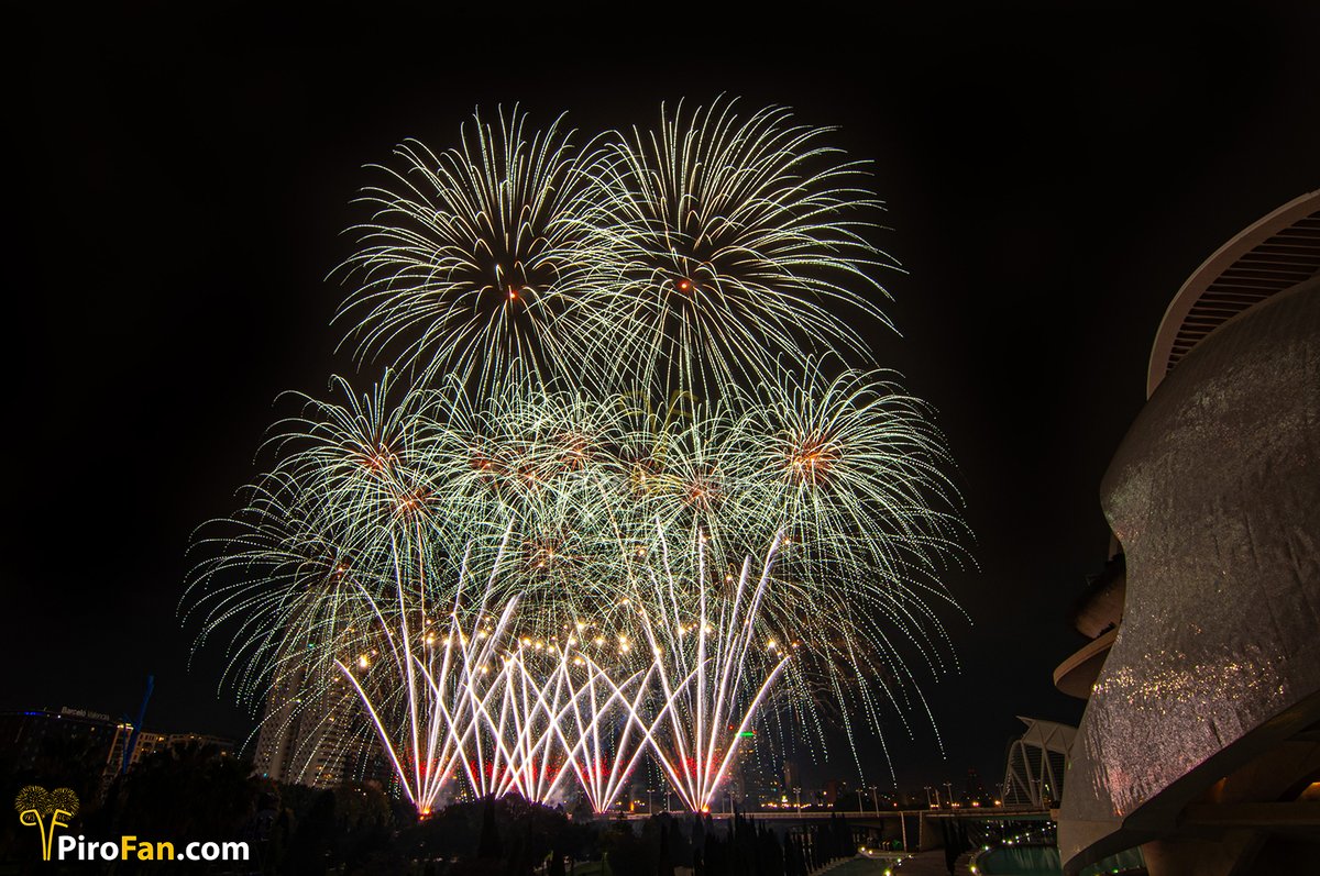 Pirotecnia Tamarit - Segundo Castillo de Fuegos Artificiales #Fallas2025 youtu.be/arU9yUcUuU4?si… a través de <a href="/YouTube/">YouTube</a>