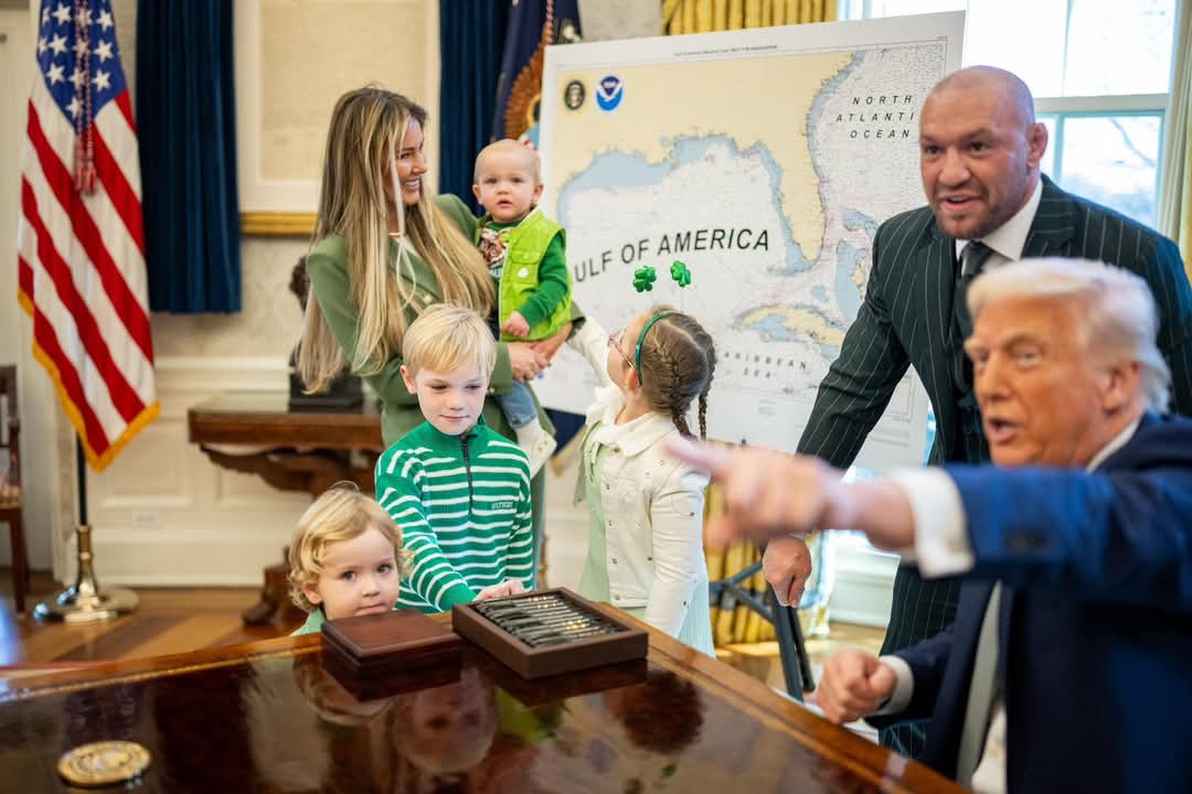 totalnewsinc's tweet photo. Connor McGregor and his family visit President Trump 🇺🇸 https://t.co/g8frMEFLhL