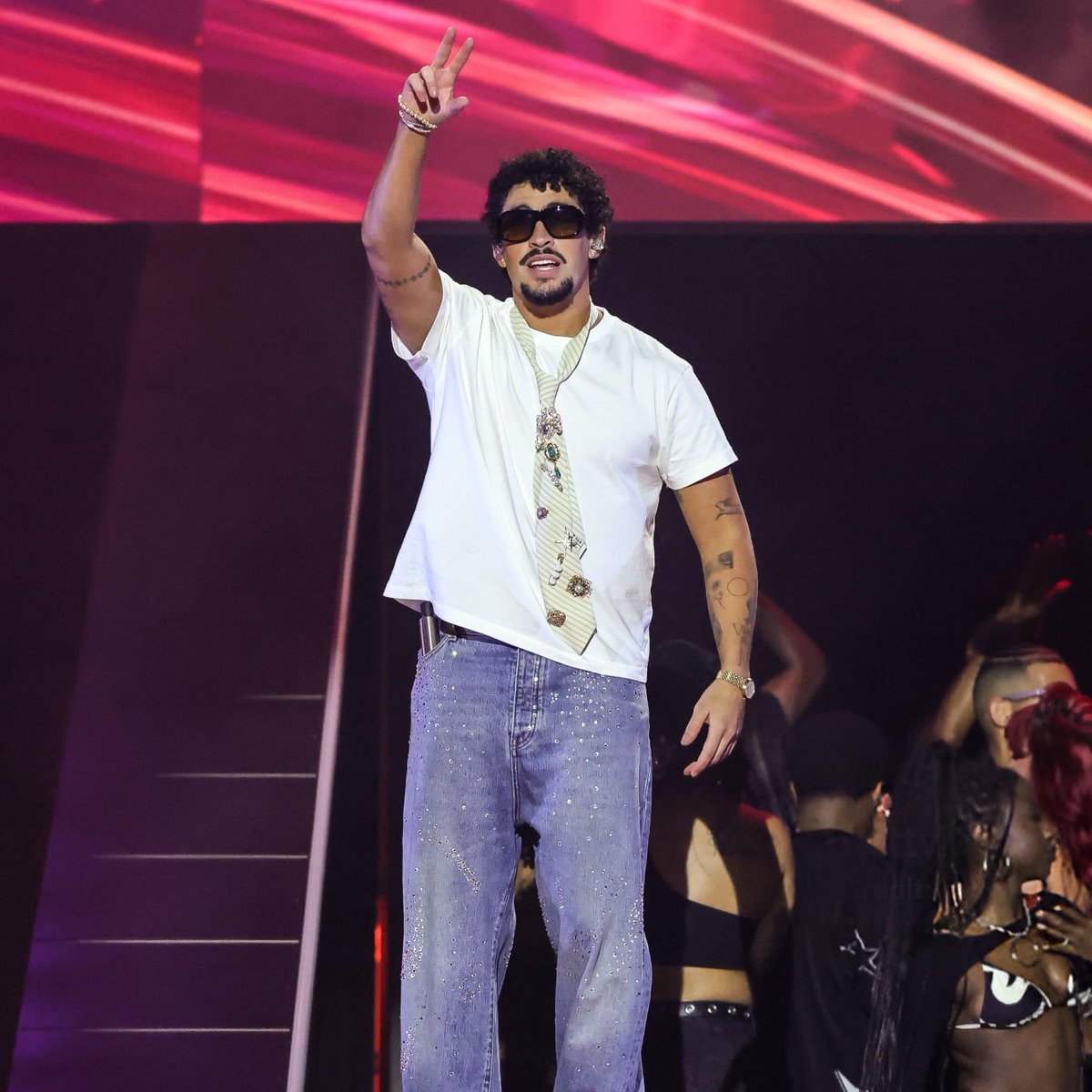 badbunnynetwork's tweet photo. Bad Bunny durante su presentación en los IHeartRadio Music Awards. 🔥 https://t.co/J39mphw072