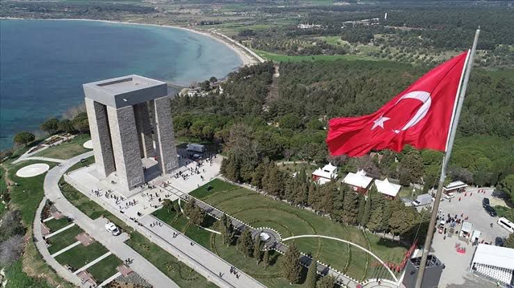 Bir milletin kaderini değiştiren, tarihe altın harflerle yazılmış bir destandır Çanakkale!

Daha bıyığı terlememiş gençlerin, analarının kınaladığı kuzuların, vatan uğruna gözlerini kırpmadan şehadete yürüdüğü tarihtir 18 Mart…

O gün, bu millet birlik ve beraberlik içinde