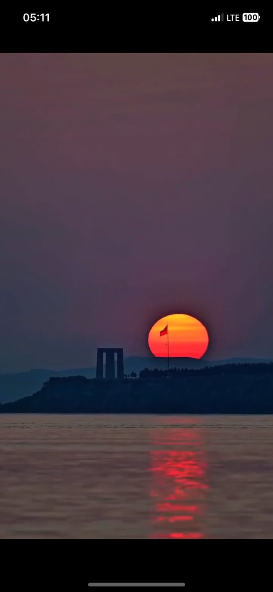 "Sen ki, a'sâra gömülsen taşacaksın ...
Heyhât,
Sana gelmez bu ufuklar, seni almaz bu cihât ...
Ey şehid oğlu şehid, isteme benden makber, Sana âğûşunu açmış duruyor Peygamber"
Çanakkale Sehitlerine/ Mehmet Akif Ersoy
#18martcanakkalezaferi