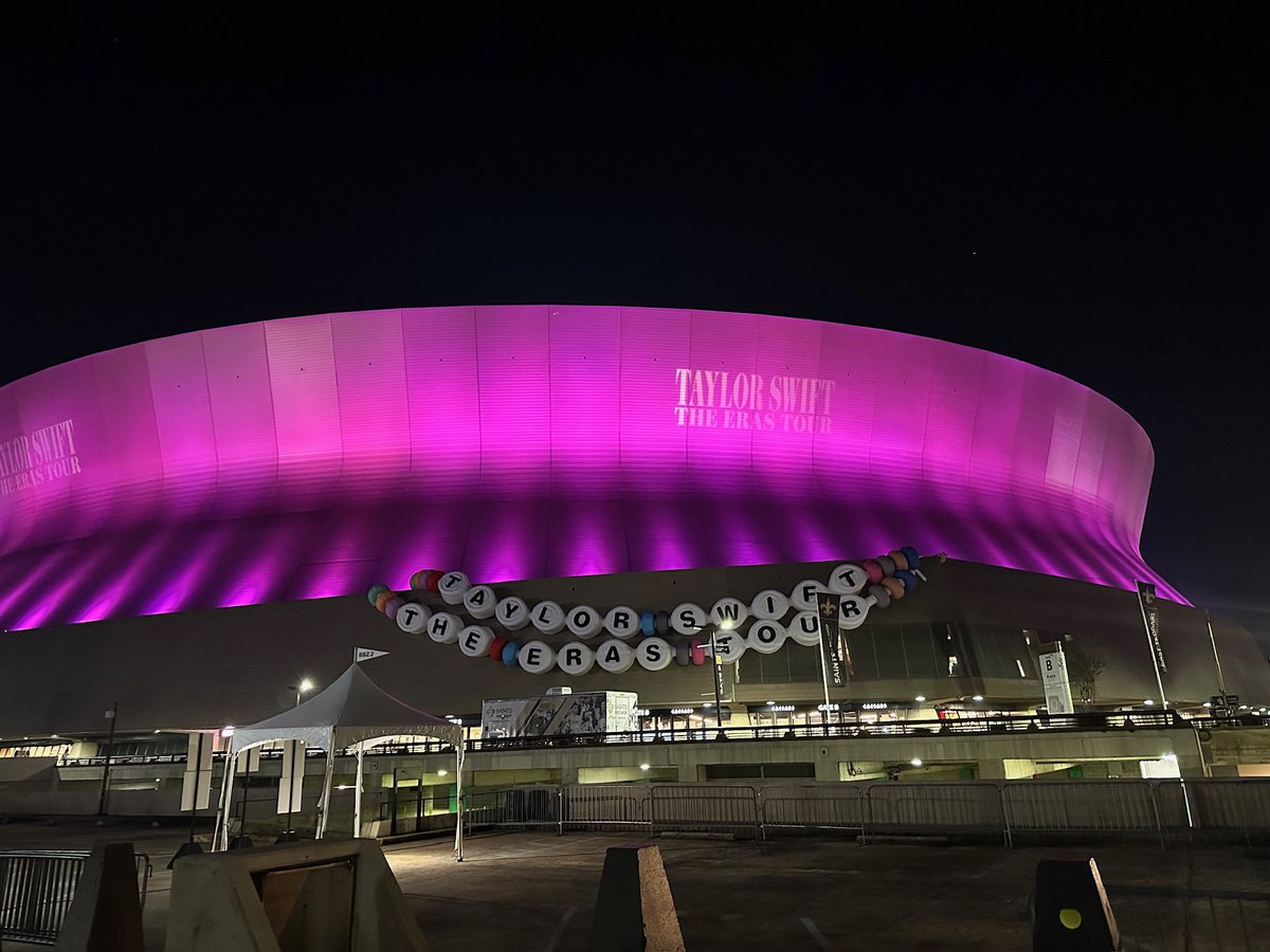 rsloverr6's tweet photo. @folkwhvre What about the giant friendship bracelet on the Caesar’s superdome that got traded to all the remaining stadiums?? https://t.co/4KmlnV3RVu
