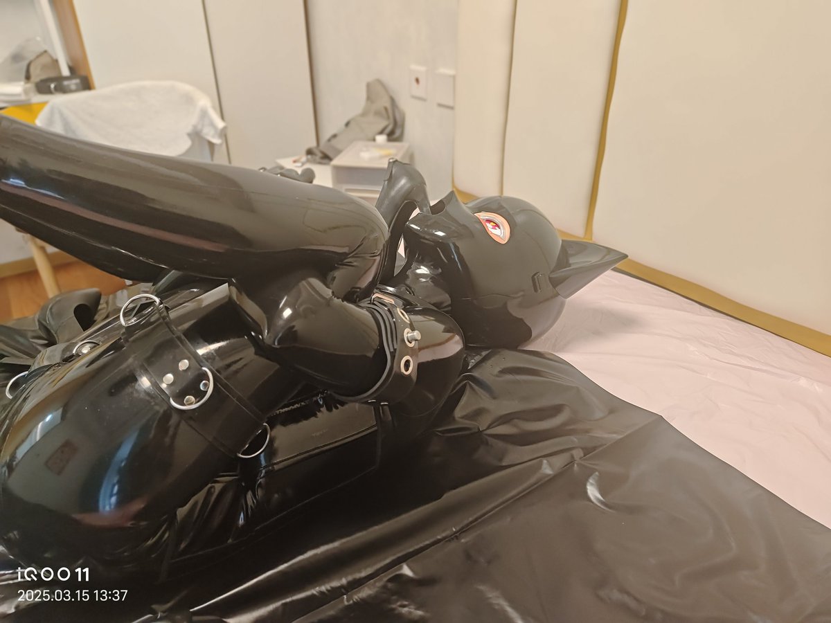 这是什么，吃一口
摄影&amp;入替头壳 <a href="/Xuefeng_yuki/">雪风就叫祥瑞御兔</a> 
#kigurumi #cosplay #latex