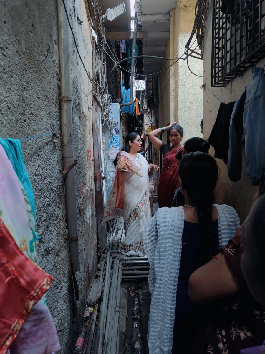 DrAjantaaYadav's tweet image. #NoWater #FailureBJPSarkar
I visited Shivling Chawl Hanuman Nagar to inspect water supply no water supply thereby took a delegation to Rsouth ward off , discussed this issue with concerned officials  fought for their rights as people are suffering.  @VarshaEGaikwad @INCMumbai