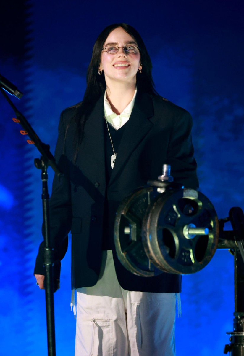 ビリー・アイリッシュ が #iHeartAwards2025 授賞式のオープニングで大