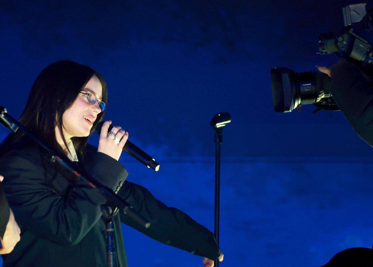 ビリー・アイリッシュ が #iHeartAwards2025 授賞式のオープニングで大