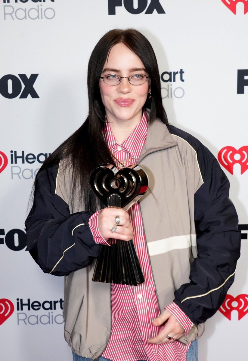 billieeilishtrs's tweet photo. Billie posing with her ‘Album of the Year’ award at the #iHeartAwards2025! 🏆 https://t.co/LilBbmNlHB