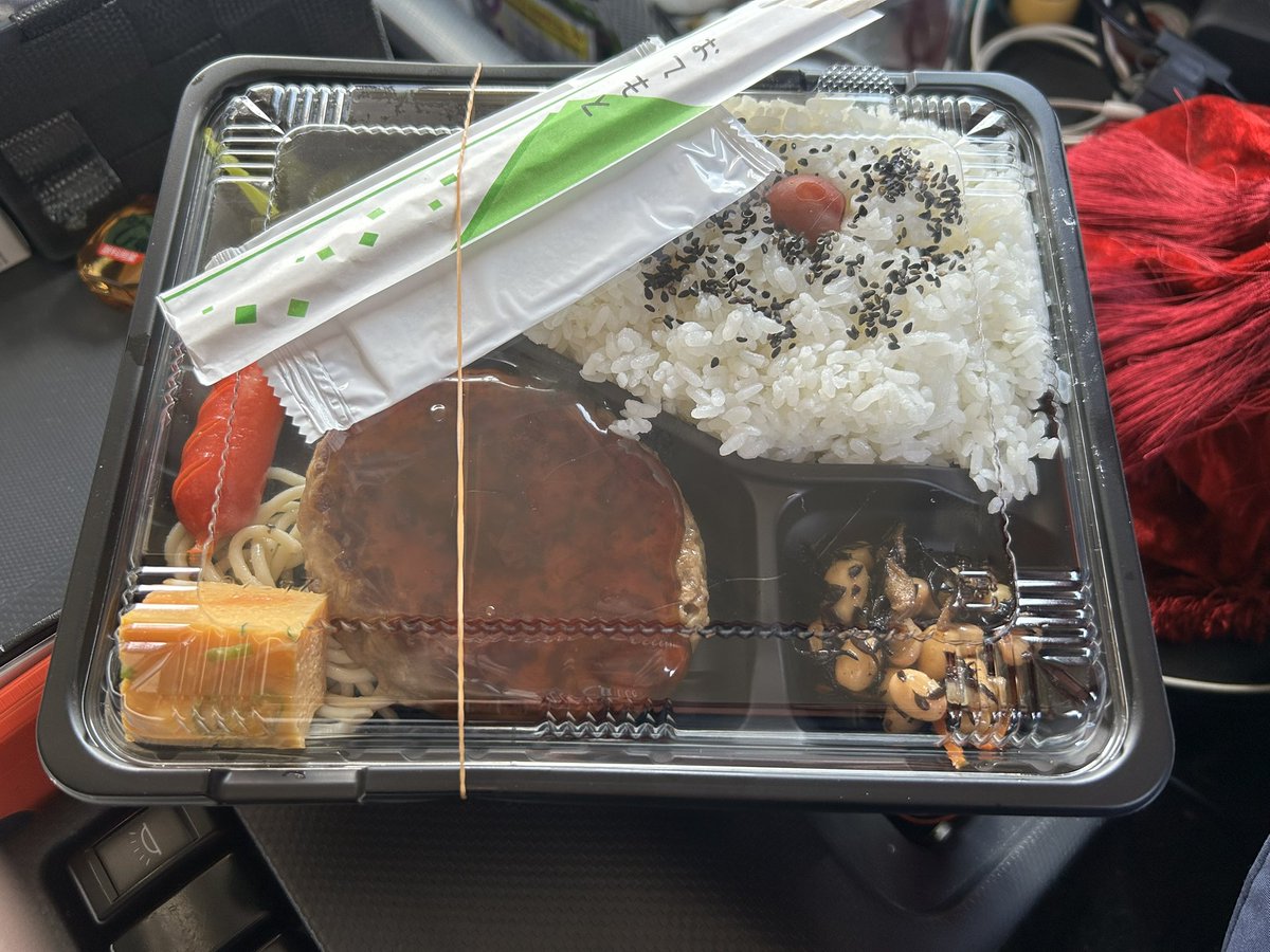 chancegi_1124's tweet photo. どのタイミングでもどこのパーキングでも止まれん日ってあるよね、、
今日がそれ😇

でもワンコインでお弁当買えたしいっか🤔

今日の荷物積み先から電話呼び込みらしいけどまだ来ず、もう呼ばれんでしょってことでいただきます🙏 https://t.co/T3UZnylj9x