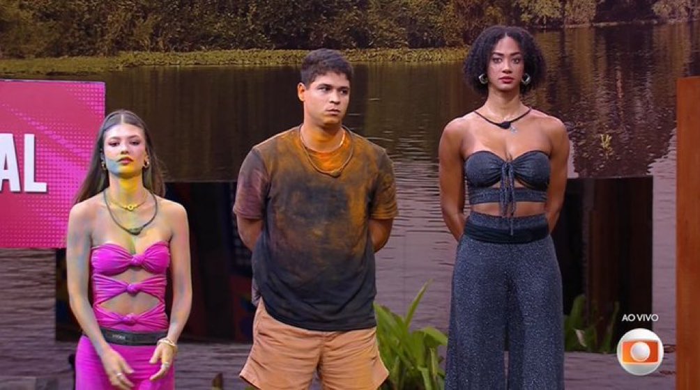 babi's tweet photo. O João colocando os protagonistas do programa. Como é benevolente #BBB25 https://t.co/rDUT6QABdB