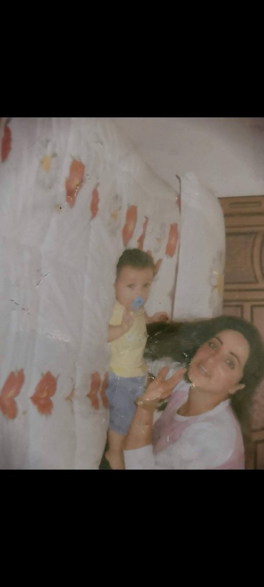 bknzcansu's tweet photo. Aşırı sakin bi bebek oldugum icin hastaneye girer girmez hemşireler tarafından annemin kucağından alınıp sonsuz sevgi görüyormuşum  aşırı sakinmişim durup durup birden hareket edince anneme dönüp abla o gerçek miydi aklım çıktı demiş biri djskjdjdjd annemin güzelligi 🫠❤️ https://t.co/G9chIoYpdE