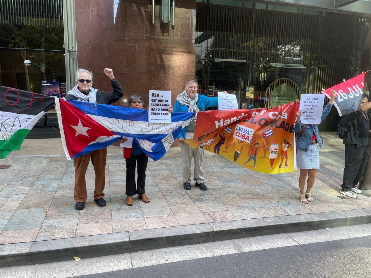 Tani_DL's tweet photo. Amigos de Cuba demandan el fin del Bloqueo de EEUU  en #Sydney. Agradecemos las muestras de solidaridad y cariño hacia nuestro pueblo. https://t.co/sFJgqBXopI