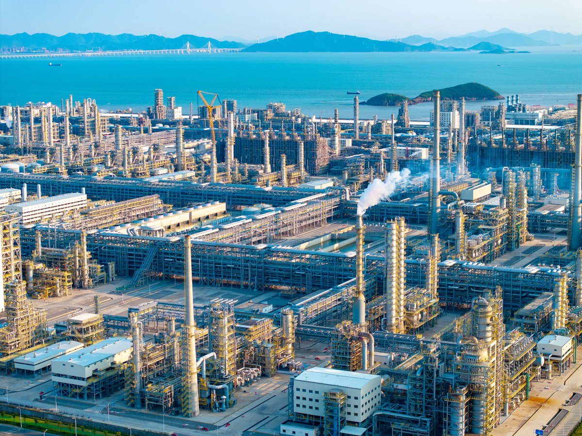 CHINAPLAS's tweet image. Relying on its integrated industrial chain, #Rongsheng Petrochemical produces plastics and rubber solutions widely used in multiple fields, such as automobiles, construction, packaging, home appliances, and consumer goods. 
🌐cnrspc.com
✉️guyanghui@rong-sheng.com