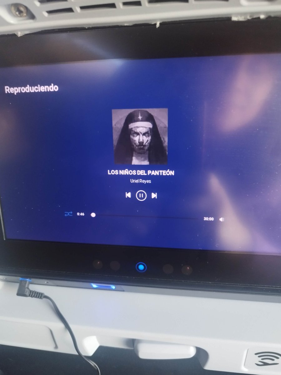 PauYamada's tweet photo. @RDLNoficial  otro rollo escucharte en el avión 😎 https://t.co/sLHlTyXodI
