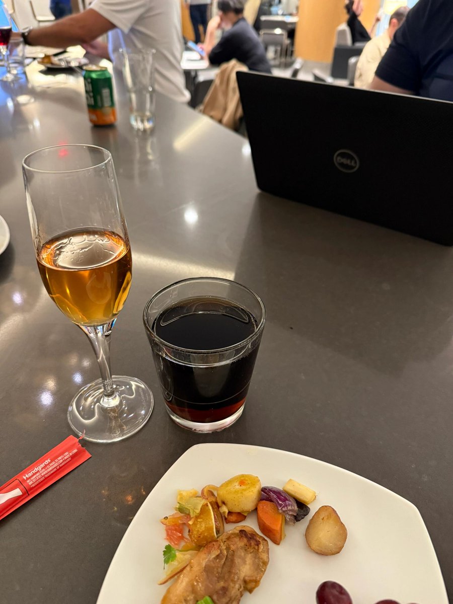 Charlottecdly's tweet photo. Last lunch in Miami, back to Singapore to start a new journey, next stop is Japan. #Airport #journey https://t.co/jrTxAFcrzM