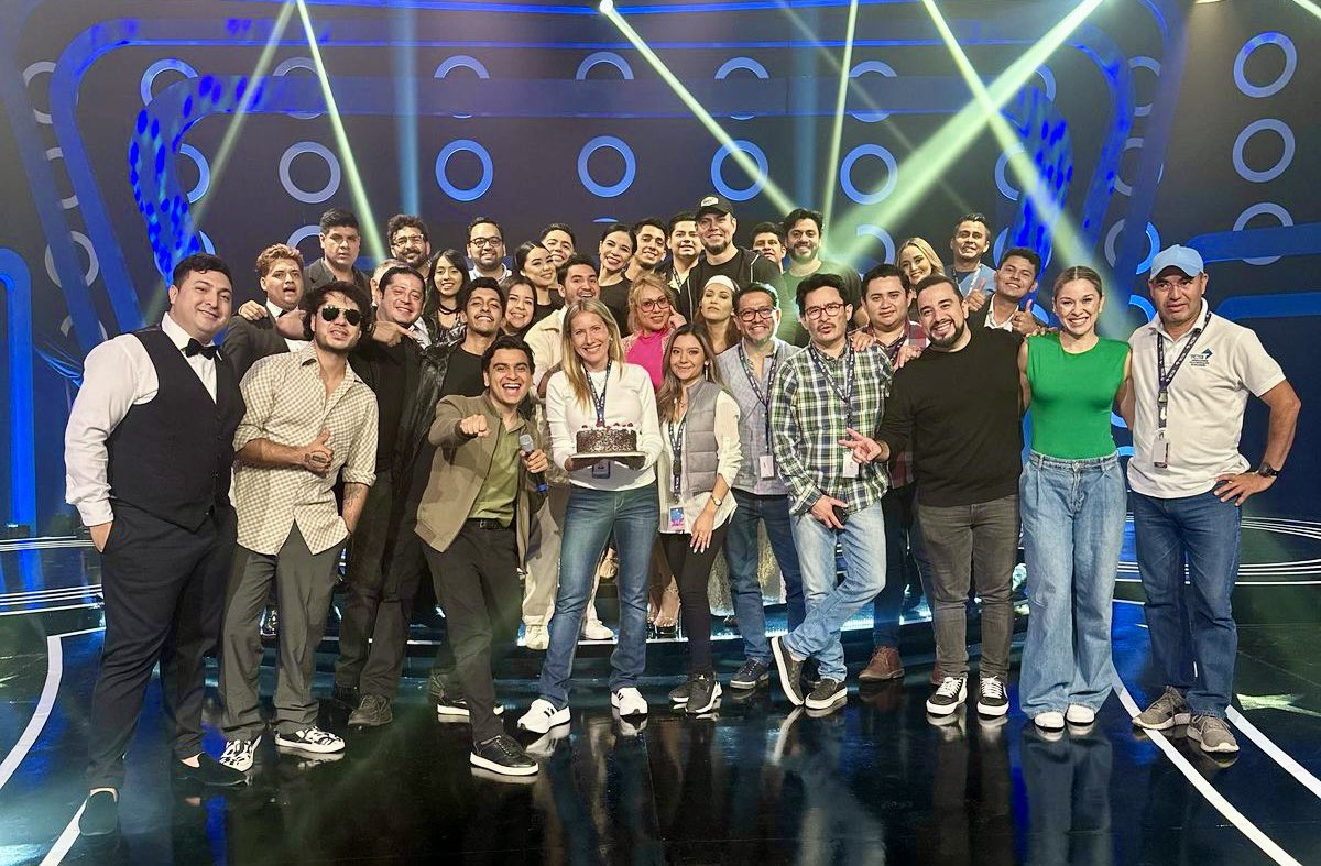 ¡Que alegre celebrar así mi cumpleaños! Hasta me cantaron en <a href="/yomellamotcs/">Yo Me Llamo - El Salvador</a> 🥳.