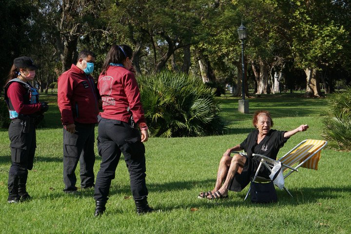 argensherlock's tweet photo. NUNCA nos olvidemos de Sara Oyuela, necesitaba tomar sol por problemas de salud, pero un Estado de Sitio ilegal y la policía de  Larreta se lo prohibieron, al punto de iniciar una causa judicial a una señora de 83 años! 

HIJOS DE PVTA https://t.co/O1EA8Opyus