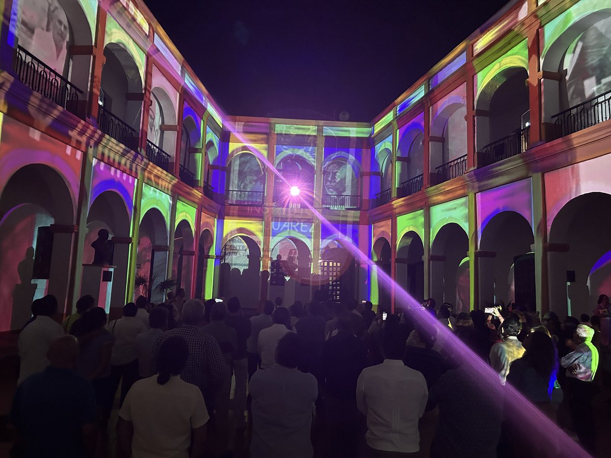 quehayenvilla's tweet photo. Esta noche fue inaugurado el Video Mappign Universitario de la UJAT en el Instituto Juárez, con lo que inician los Festejos Juaristas

@UJAT @narvaezosorio https://t.co/2pLoG6Lzuk