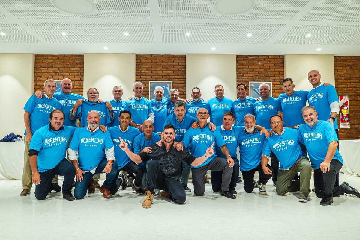 🫶🏻 La selección del 95 se reunió para celebrar los 30 años del “batecazo”⚾️🇦🇷

💥 Carlos Siffredi fue el responsable del primer proceso profesional de la Argentina en busca de una medalla.

👉🏻 Como resultado de este esfuerzo único quedó un legado inolvidable.

<a href="/losgauchosarg1/">losgauchosarg</a>