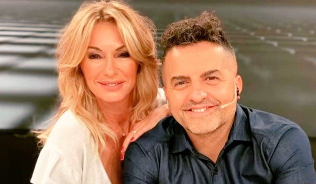 TVYMSEspectcul1's tweet photo. #estreno 💥🇦🇷
Gran noche para #americatv :
#sqp #salvesequienpueda con #yaninalatorre entregó 4 minutos tarde a #angeldebrito pero con 3.8 puntos de #rating
Con éste comienzo #elejercitodelam llegó a estar en 5 puntos 💫🙌
Buen comienzo para la dupla de #chimentos
#infobae #tn https://t.co/AQoXiEMEyV