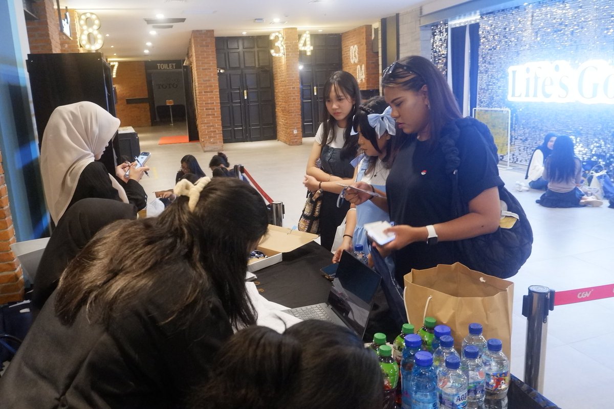 ArisaShen's tweet image. Hallo! Mau cerita pengalaman nobar aku di ZEROBASEONE in Cinema di CGV GI. Bela-belain dari Jepara ke Jakarta, datang sendiri, pas regist bertiga, pas trade PC ketemu temen zerose lain, pas di studio makin banyak zerose💕seru!
@zerobaseone_INA @zero4se @ZER0_2E #NobarBarengZEROSE