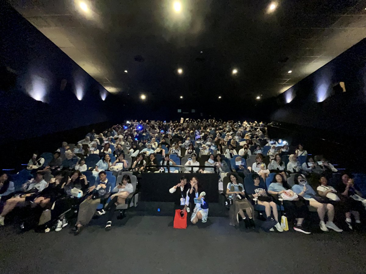 ArisaShen's tweet image. Hallo! Mau cerita pengalaman nobar aku di ZEROBASEONE in Cinema di CGV GI. Bela-belain dari Jepara ke Jakarta, datang sendiri, pas regist bertiga, pas trade PC ketemu temen zerose lain, pas di studio makin banyak zerose💕seru!
@zerobaseone_INA @zero4se @ZER0_2E #NobarBarengZEROSE