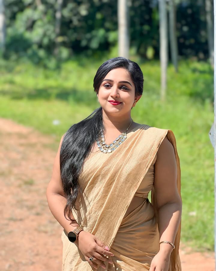 actressmeena26's tweet photo. 🎯 #SrushtiDangeThread 

#Bollywood #Actress #SrushtiDange New Look https://t.co/7Ks89yMuZU