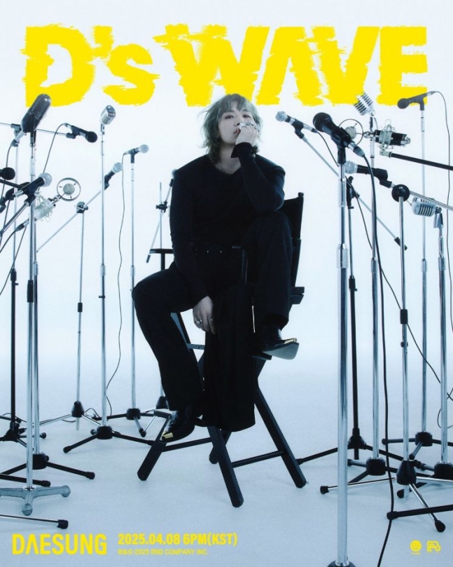 Kpop_Herald's tweet photo. #DAESUNG is making his comeback with a new album! His upcoming release, D’s WAVE, is set to drop on April 8 at 6 PM KST on online music platforms. This marks his first new album in about a year since Falling Slowly. In the teaser image, Daesung captivates fans as he stands surrounded by various stand microphones, exuding a chic aura in an all-black outfit. Can’t wait! 🎤 #D_LITE #DsWAVE