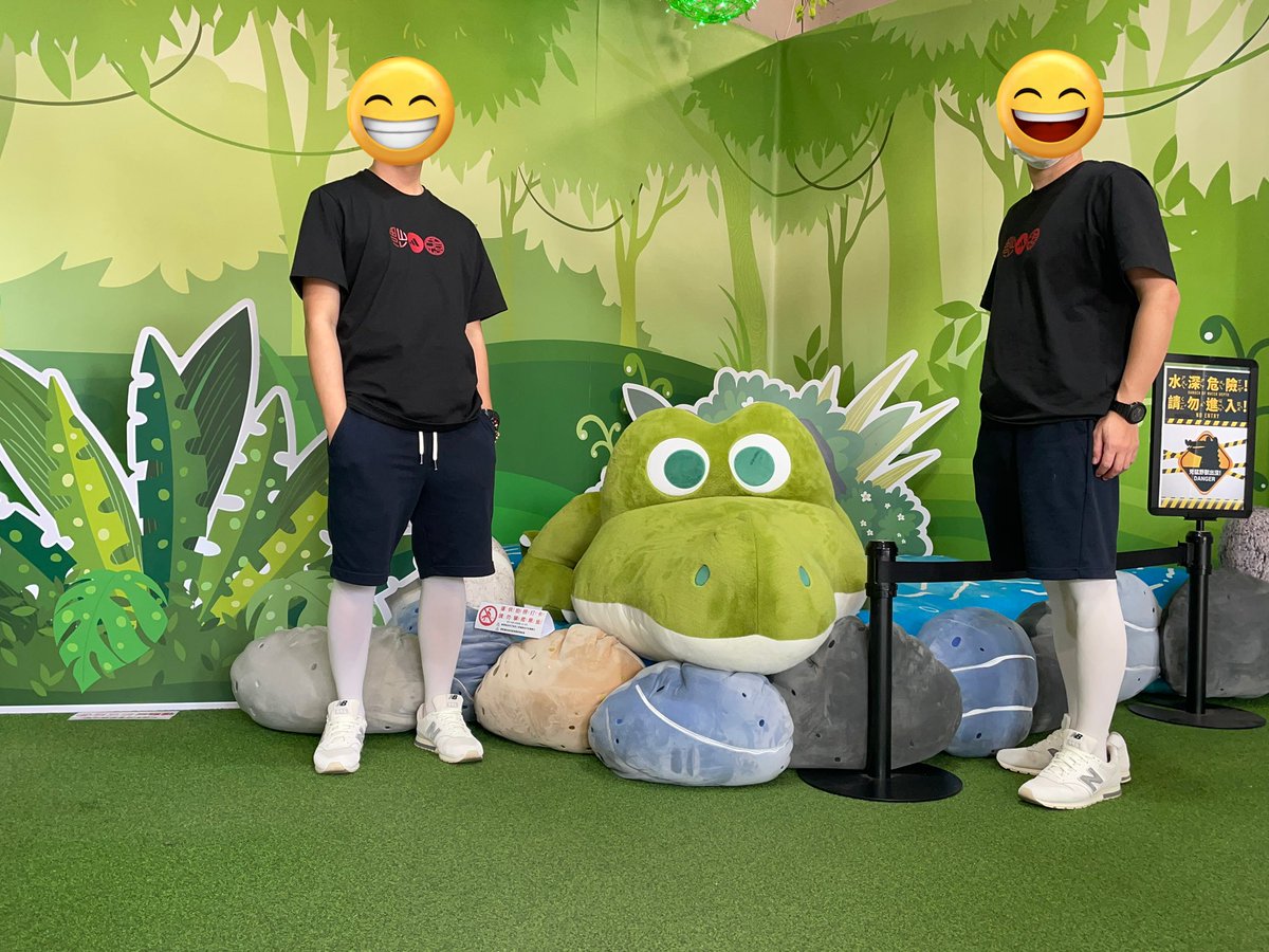 每次拍照總要面對很多等待拍照的人 
然後就會發現每個人的目光都在我們的腿上😅

#絲襪 #褲襪 #白褲襪 #褲襪愛好者 #男生穿褲襪  #mantyhoseinpublic #maninpantyhose #pantyhose #whitepantyhose #mantyhose #stockings #tight