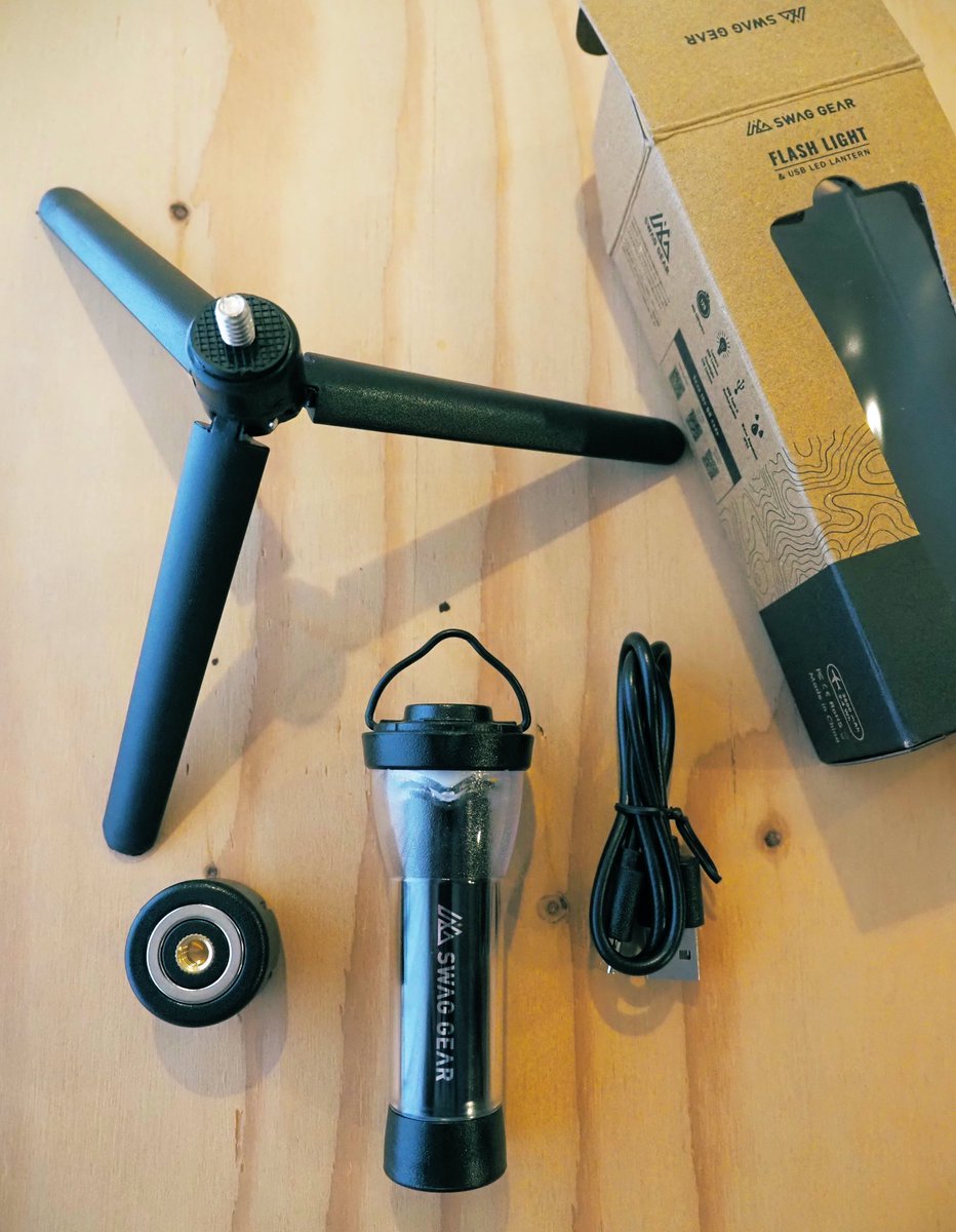 stem910's tweet photo. SWAG GEARのLEDフラッシュライト。手のひらサイズのコンパクトさで軽量、明るさは最大260lm。バッテリー容量は2600mAh、最大約120時間点灯。手に持つ懐中電灯スタイル以外にも、三脚&amp;磁気ブラケットが付属していて置くこともできるし、吊り下げたりマグネットで付けたりもできて便利です
#PR #swaggear https://t.co/KGxsHKDHUZ
