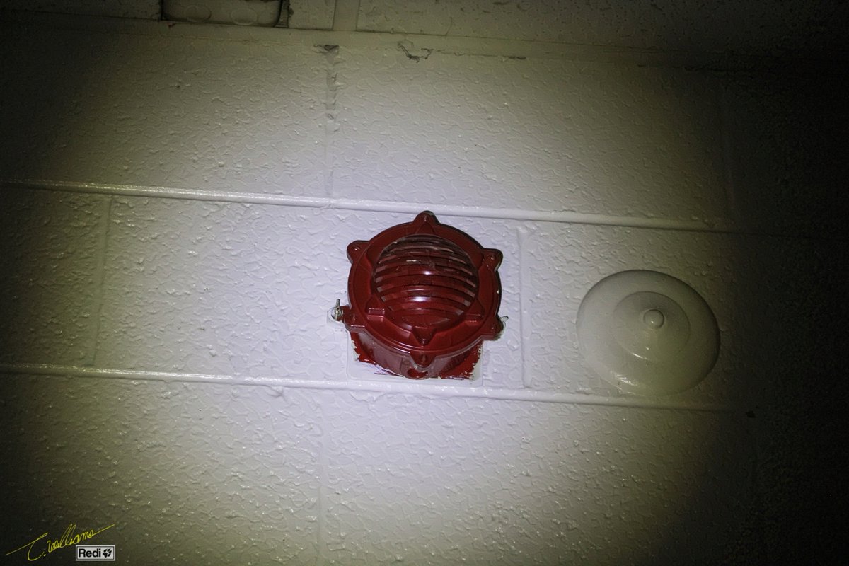 Blixt1000's tweet photo. A Michigan exclusive; 1950s National Time &amp; Signal fire alarms in a small building. 
Only 4 horns, 5 stations only by exits.
Coudn't get any simpler than that!
#firealarm #1950s #photography #Michigan https://t.co/At3B5pBJJo