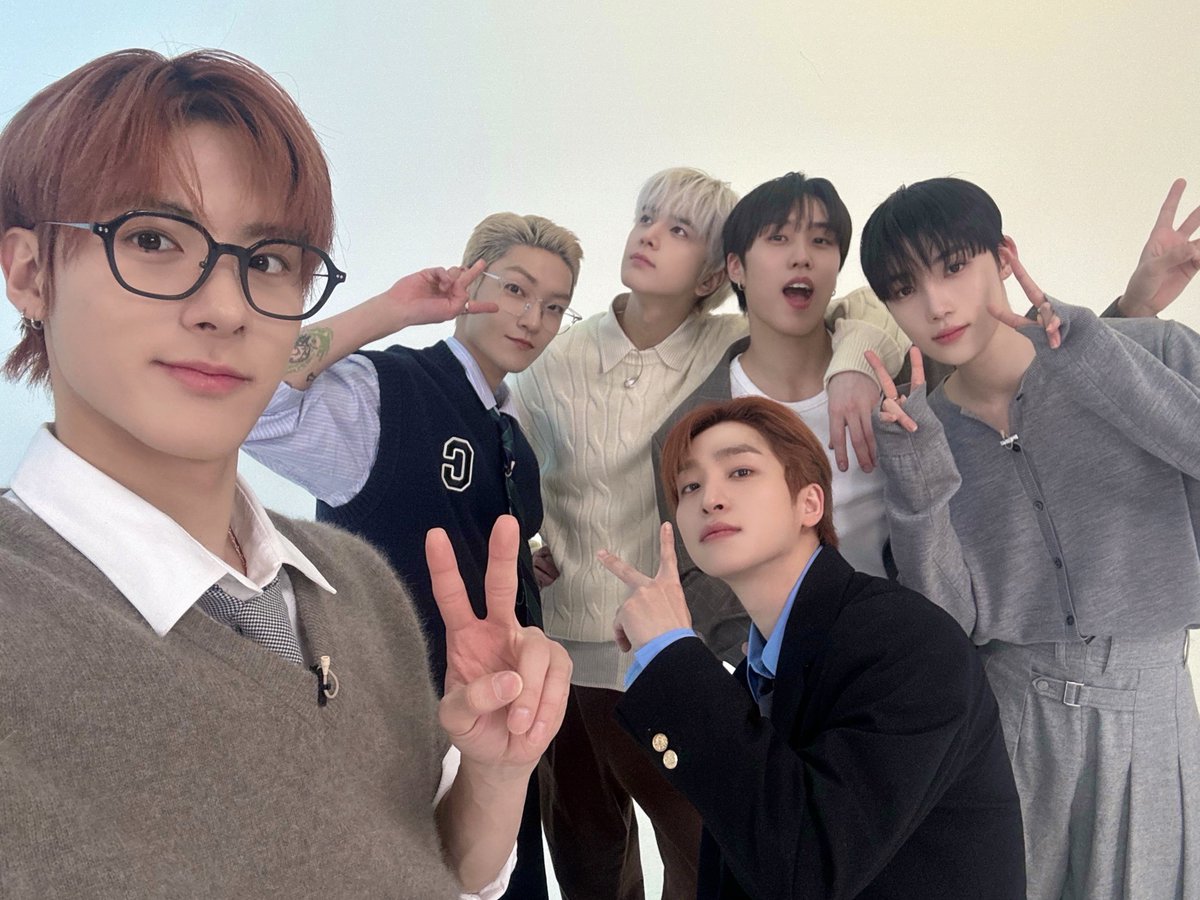 THEBOYZ_officl's tweet photo. [📸] THE BOYZ is back on hello82😎

https://t.co/W8ap3mNFYv

#THEBOYZ #더보이즈 
#SANGYEON #상연 #JACOB #제이콥 #YOUNGHOON #영훈 #KEVIN #케빈 #NEW #뉴 #ERIC #에릭 https://t.co/JnA3fJ7PYc