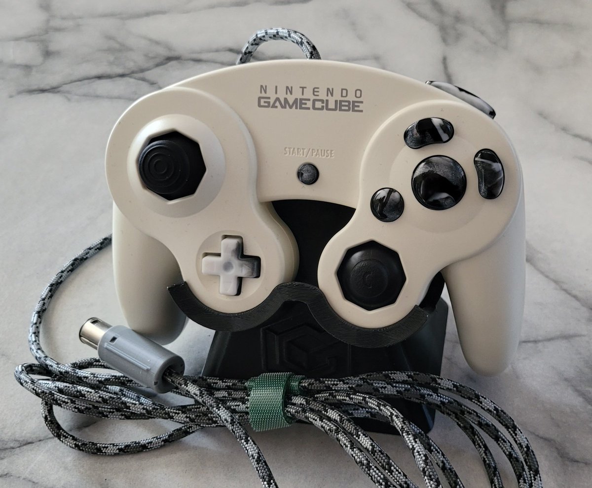 FishFRFX's tweet image. My best work for a friend in Mexico

Phob 2.0.5
Bald Buttons &amp;amp; Ergo Triggers by @selst0r 
Lubed Stickboxes+Triggers
Stabilized Buttons+Triggers
Tactile Z+Dpad
Cable plug by Gosre
Sticks by @QofDQ