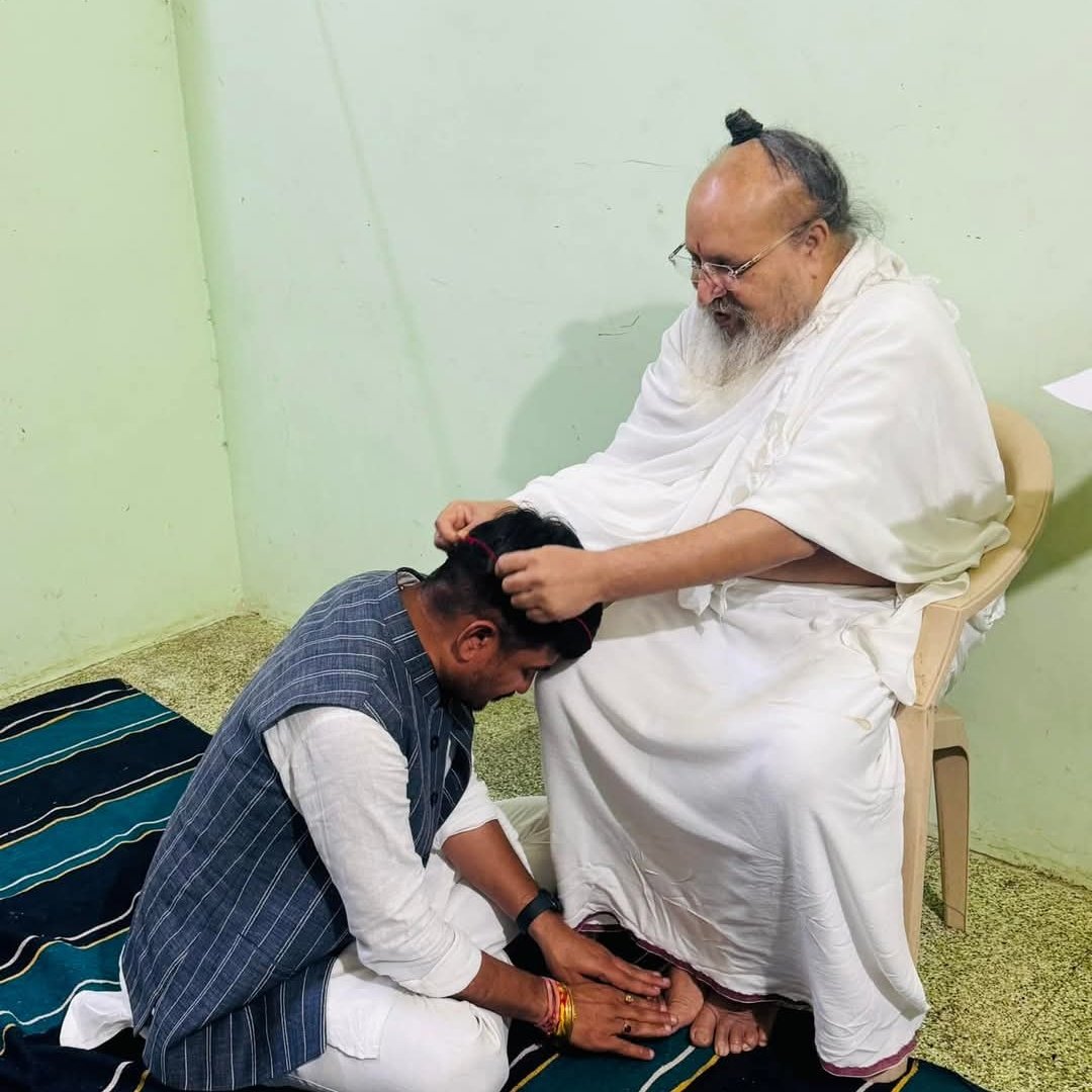 Hitendrasinhbjp's tweet photo. ભજન, ભોજન અને સેવાનો ભેખ ધરી વેદમાતા ગાયત્રીની અદ્વિતીય સાધના થકી સમાજમાં સકારાત્મકતા પ્રસરાવતા ઉપલેટા તાલુકાના ગધેથડ સ્થિત પ્રખ્યાત ગાયત્રી માતાજી આશ્રમના મહંત તેમજ સૌરાષ્ટ્રની ધરાના સમાજ સુધારક સમથઁ સદગુરૂ પૂજ્ય શ્રી લાલબાપુના દર્શન કરી, આશીર્વાદ મેળવ્યા. https://t.co/eSlKeWWT7P