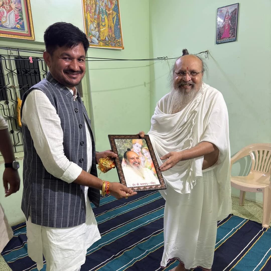 Hitendrasinhbjp's tweet photo. ભજન, ભોજન અને સેવાનો ભેખ ધરી વેદમાતા ગાયત્રીની અદ્વિતીય સાધના થકી સમાજમાં સકારાત્મકતા પ્રસરાવતા ઉપલેટા તાલુકાના ગધેથડ સ્થિત પ્રખ્યાત ગાયત્રી માતાજી આશ્રમના મહંત તેમજ સૌરાષ્ટ્રની ધરાના સમાજ સુધારક સમથઁ સદગુરૂ પૂજ્ય શ્રી લાલબાપુના દર્શન કરી, આશીર્વાદ મેળવ્યા. https://t.co/eSlKeWWT7P