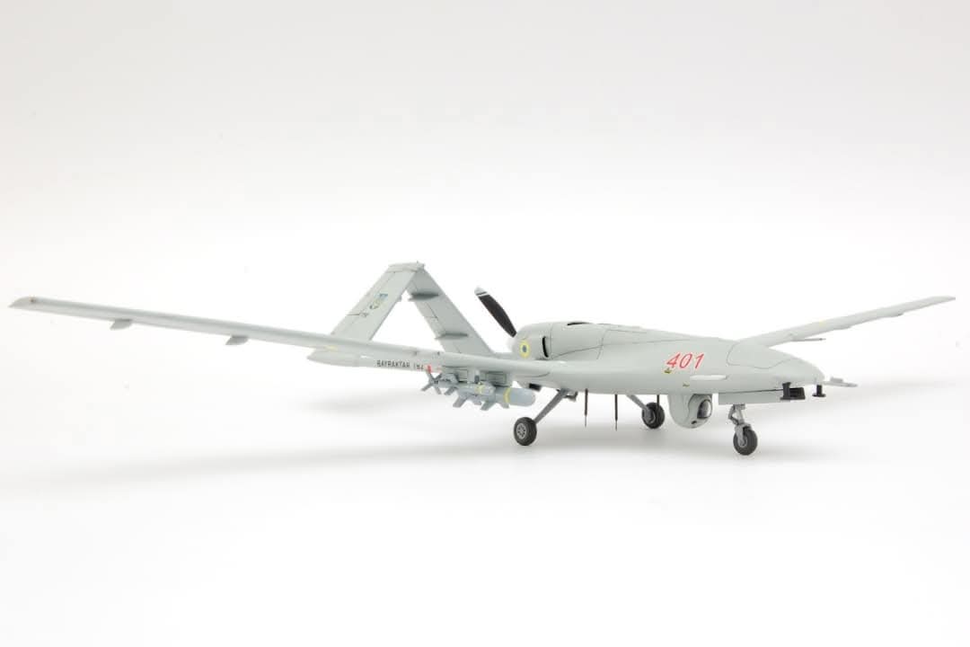 AchtAcht3's tweet photo. 【メーカー応援】
#Clearprop の作品紹介！バイラクタルTB2を1/48で再現したのはモデラーネームmarco_a_c_preto氏。401〜403号機はメディアへの露出が多く有名な機体です。タミヤ、クレオス、ヴァレホ、AMMOといったおなじみの塗料を使っているそうです。
#StandWithUkraine️ https://t.co/kHE6xhec9k