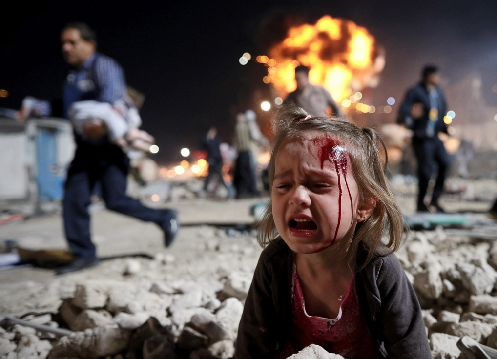 🌙 

İftar sahur arası
Dünyanın yüz karası 
Kudurdukça kudurdu 
Yüzlerce sivil vurdu 
Çaresiz imdat bekler 
küçük küçük bebekler 
Dönmüş kâfirin gözü
Hani ateşkes sözü? 
Dünya kapı duvarsa 
Zalimin zulmü varsa 
Mazlumun Allah'ı var 
Sen kahreyle ya Kahhar...

#SaveGaza