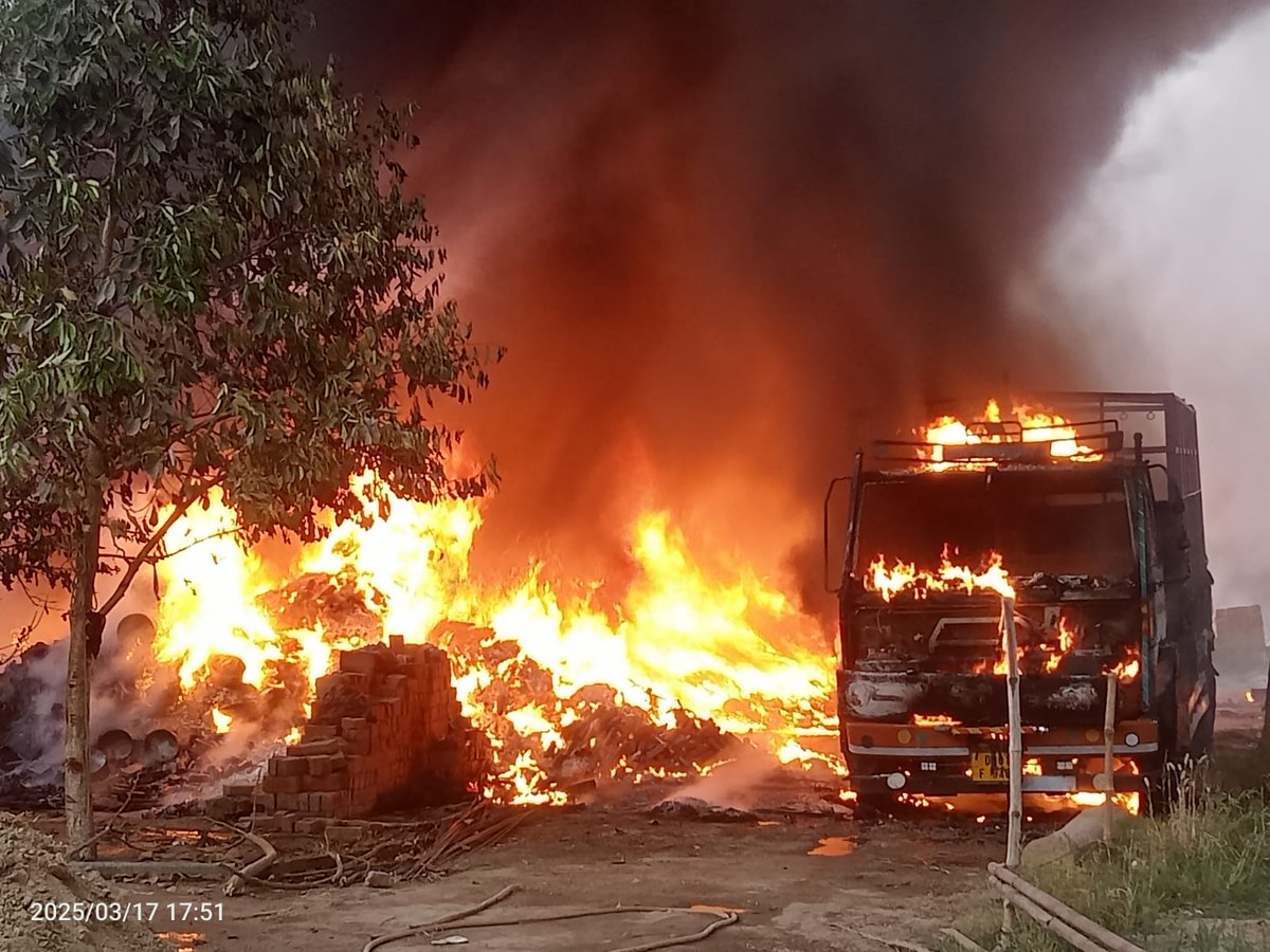 मोहनसराय राजातालाब मिर्जामुराद क्षेत्र में अनगिनत गोदाम किसी के पास फायर एनओसी नहीं जिम्मेदार मौन आखिरकार बेरोकटोक धडल्ले से कैसे संचालित हो रही गोदाम जिम्मेदार क्यो नही करती कार्यवाही।
<a href="/Cfovaranasi/">VARANASI FIRE & EMERGENCY SERVICES</a> 
<a href="/dgpup/">DGP UP</a> 
<a href="/varanasipolice/">POLICE COMMISSIONERATE VARANASI</a> 
<a href="/ACPRohaniyaVNS/">ACP Rohaniya VNS</a> 
<a href="/AcpRajatalab/">AcpRajatalab</a> 
<a href="/Varanasi_DM/">DM VARANASI</a>