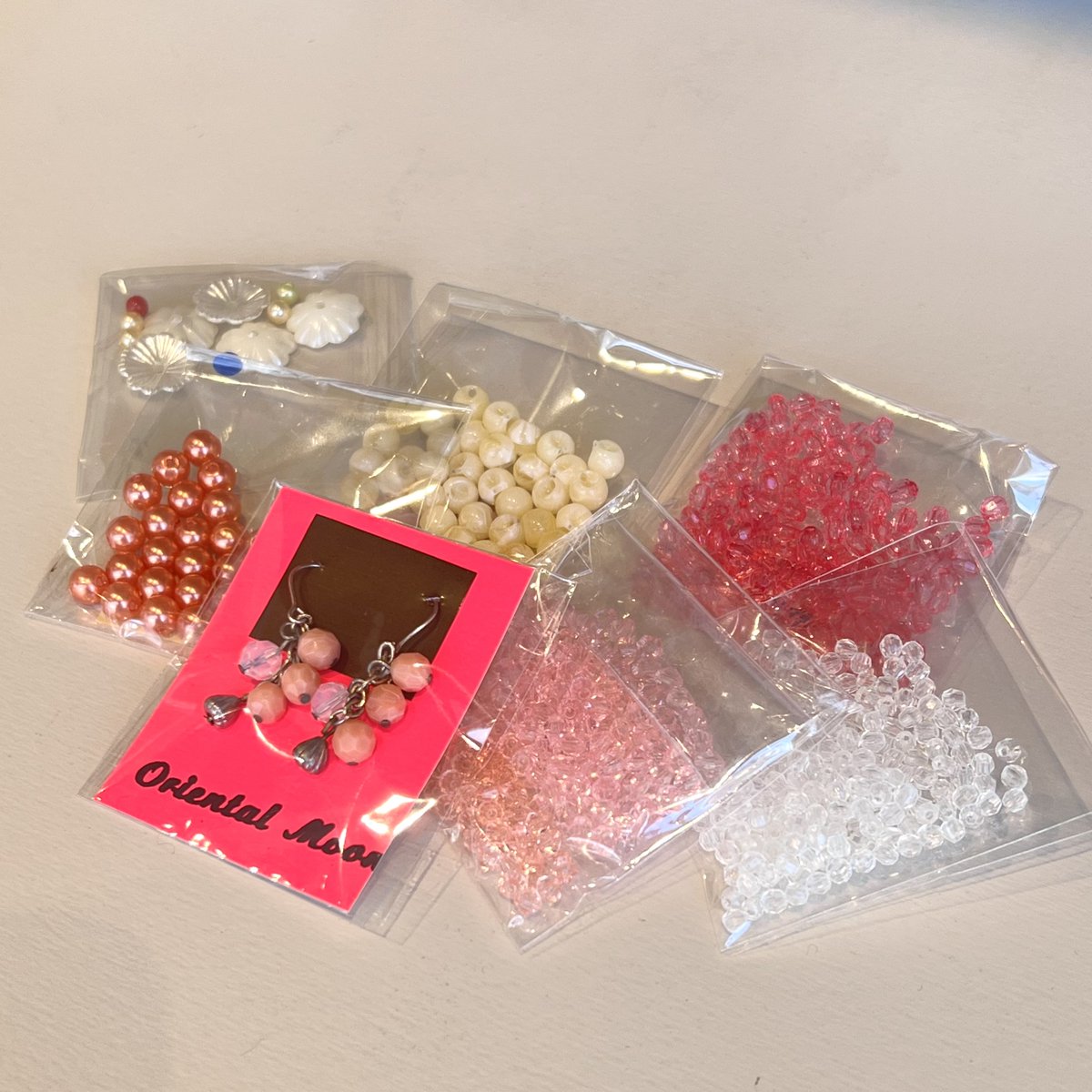 みんなのコンビニ、本日もオープンしました！

春の色味のビーズで自分だけのアクセサリーを作ってみませんか？
こんなビーズが欲しい！などのリクエストがありましたら、
スタッフに気軽に伝えてみてください！
本日も11:30-18:00でお待ちしております☀️

＃みんなのコンビニ　＃国立市