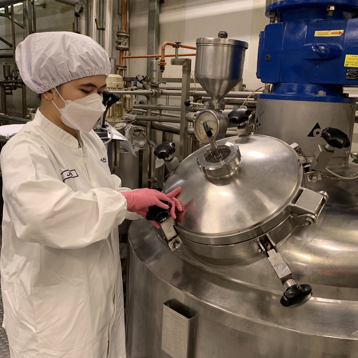 MORninkk!! harii iniii minvii main ke pabrikk buat liat proses pembuatan sunscreen, super funn😋✋🏻 nantii minvii spill videonyaaa