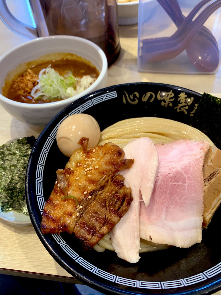 火曜日の昼は
『心の味製麺』@平井🍜2

火曜日限定
特製カレーつけ麺大盛🍛
らーめんガチャ無料のり3枚

今日はカレーの気分なのでこちらへ✨
濃厚カレースープに極太麺が良く絡んで
4種のチャーシュー🥩もめちゃウマでした🤤
大盛はスープお代わり出来るのも有難い👌
ご馳走様でした🙏🌈💯