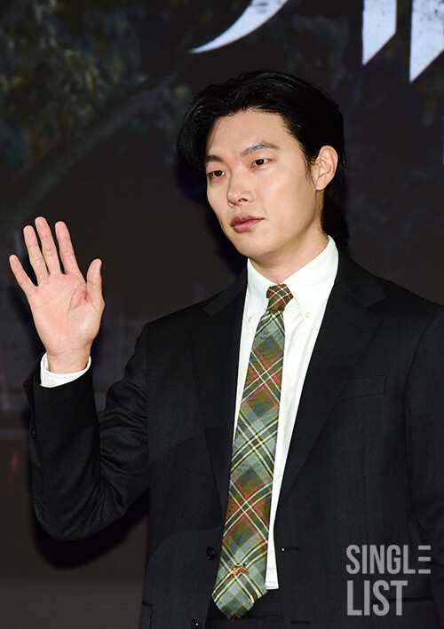 slist2015's tweet photo. [포토] 류준열 '넘치는 카리스마'

#류준열 #배우류준열
#계시록 #Revelations 
#넷플릭스 #넷플릭스_계시록 #NETFLIX 
#계시록_류준열 #계시록류준열 
#RYUJUNYEOL 
⬇관련기사⬇
https://t.co/rsuqKLH964 https://t.co/D8LsB23qKa