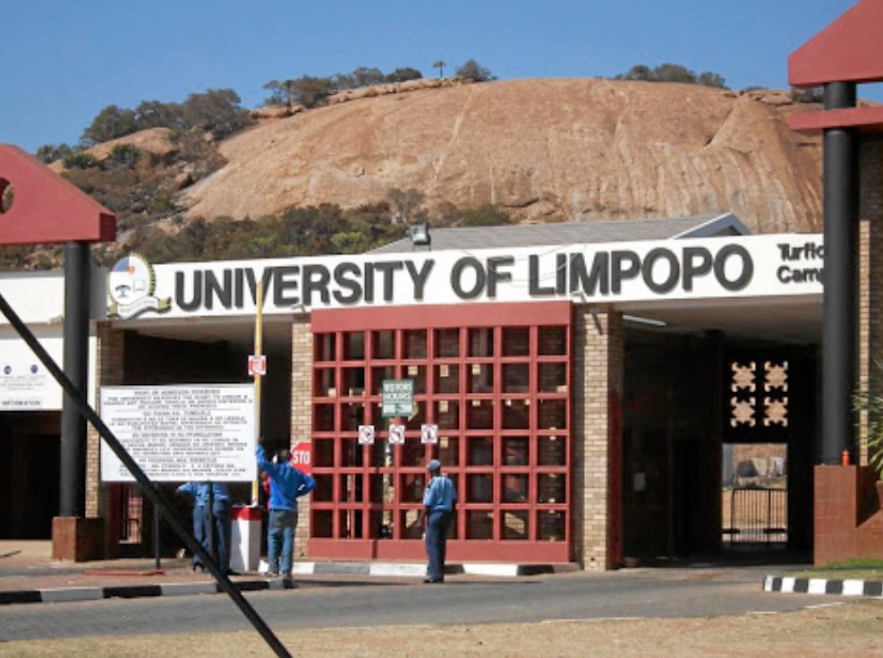 NalaThokozane's tweet image. The Limpopo University Council informed Parliament that former UCT Vice Chancellor Prof Phakeng applied for the Limpopo Vice Chancellor position but did not fulfill the requirements.

What nonsense is this 😳😳