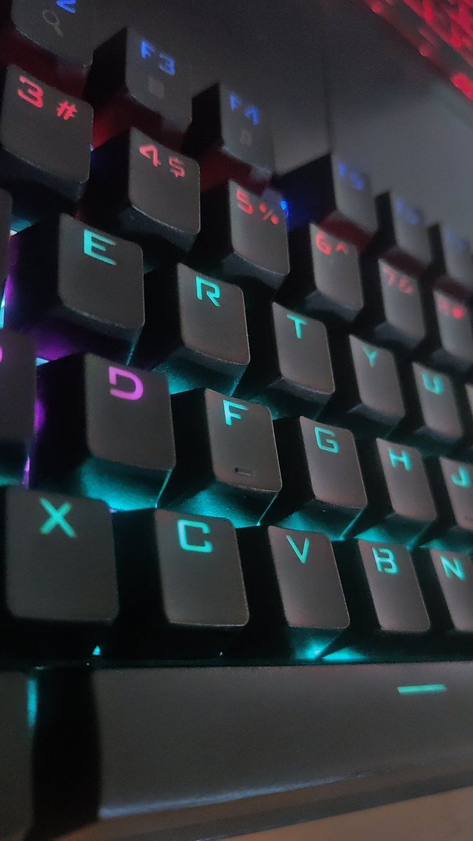 akxh_5's tweet image. After a YEAR AWAY, I unleashed the | beast for a Valorant comeback!  This rig’s glowing with power—check the glow-up!  #GamingSetup #ValorantReturn #TechFlex