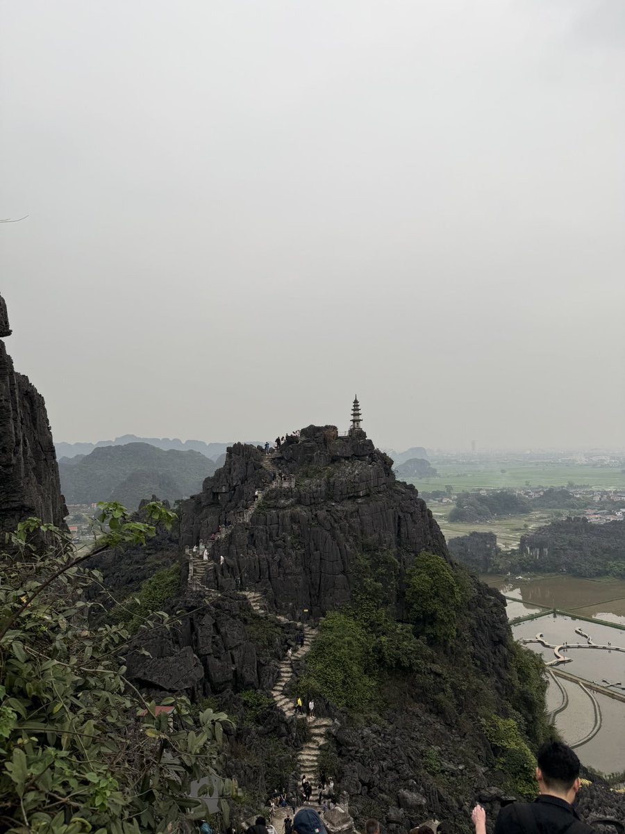 _lunarwitch's tweet photo. wondering why my legs are so sore today and remembering the 500+ step lookout I climbed yesterday https://t.co/ohhhNV9NPW