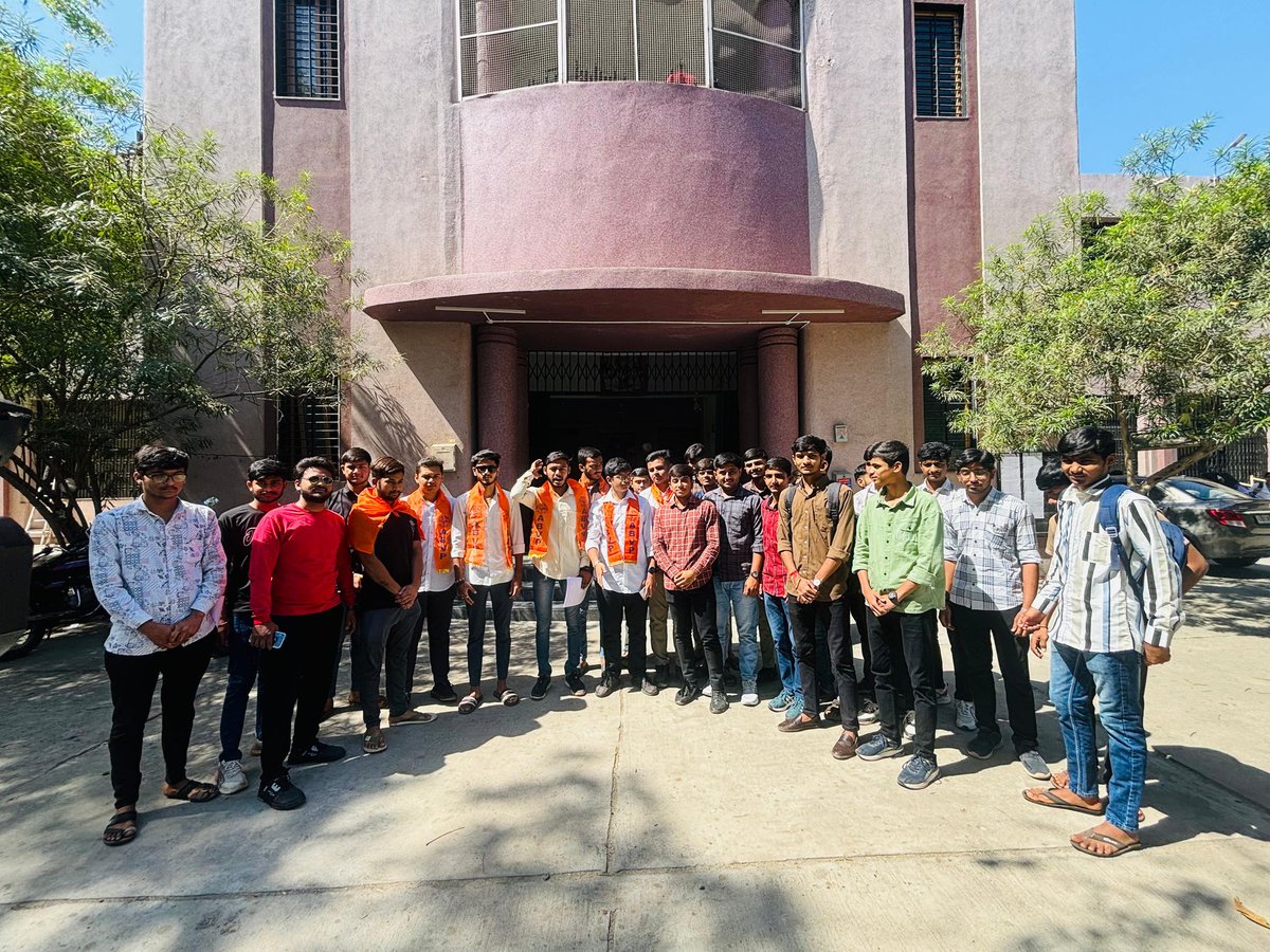 ABVP_Rajkot's tweet image. #ABVPRajkot માં આવેલી ધર્મેન્દ્રસિંહજી આર્ટસ કોલેજ માં અખિલ વિદ્યાર્થી પરિષદ રાજકોટ મહાનગર દ્વારા વિદ્યાર્થીઓના વિવિધ પ્રશ્નો ને લઈને ઉગ્ર સુત્રાચાર સાથે આવેદનપત્ર આપવામાં આવ્યું