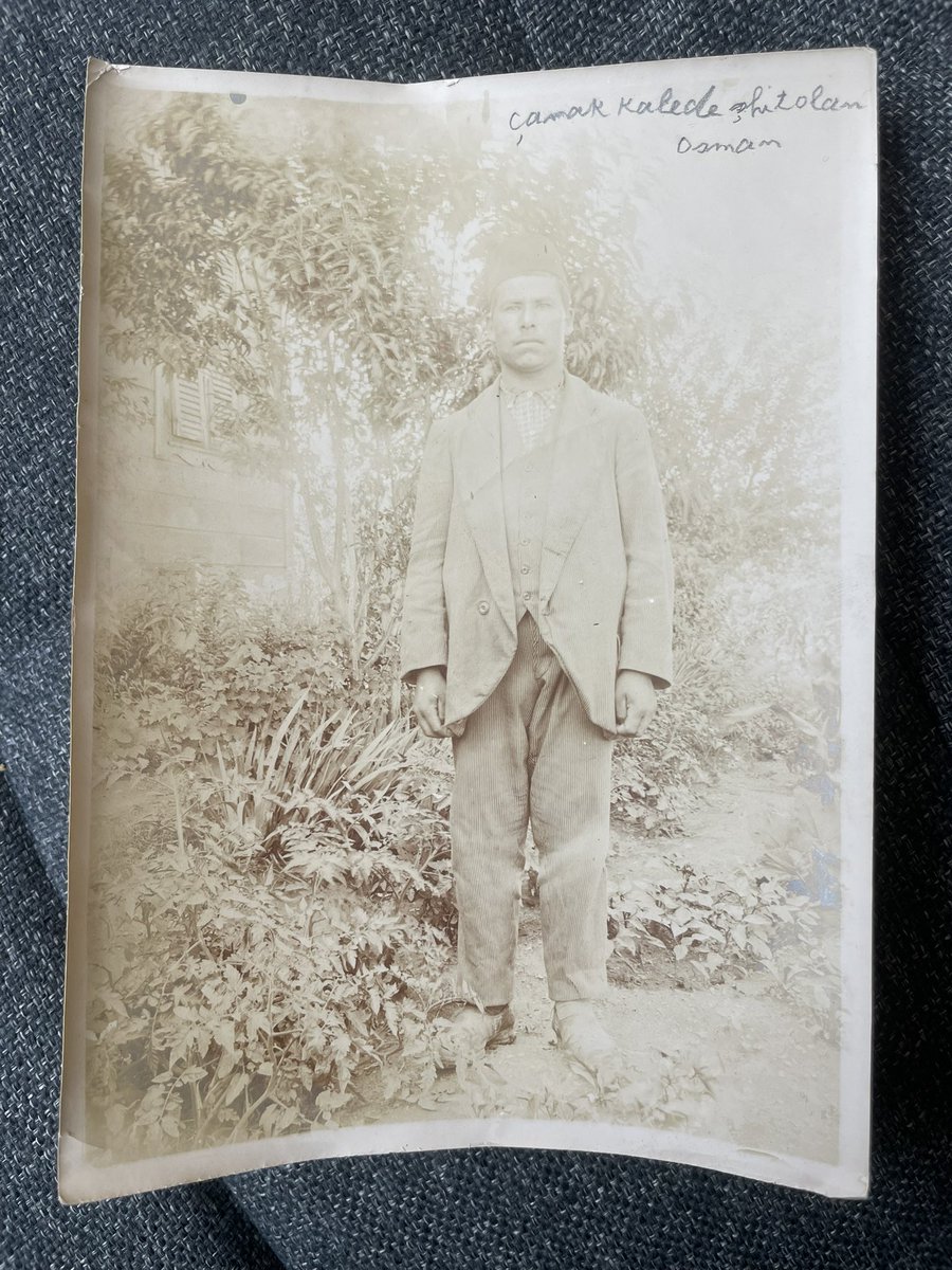 Anadolu’da bir evin çekmecesinde yıllardır duran bir fotoğraf:

“Çanakkale’de şehit olan Osman”

Minnet duygusuyla…
#CanakkaleGecilmez