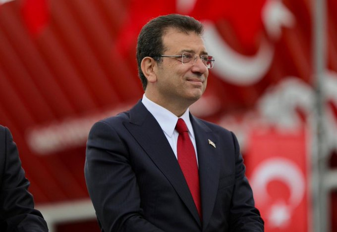 tcbuyuksehIr1's tweet photo. Ekrem İmamoğlu avukatlarının CHP MYK'sına diploma soruşturması hakkında gönderdiği bilgi notu:

"Bu sürecin Sayın İmamoğlu'nun cumhurbaşkanlığı adaylığını engellemeye yönelik bir hamle olması nedeniyle bu hukuksuzluğa iştirak ederek demokratik seçim sürecine müdahale eden herkes hakkında görevi kötüye kullanma suçunun yanı sıra 'Anayasayı Ortadan Kaldırmaya Teşebbüs' suçundan da suç duyurularında bulunulacaktır."
